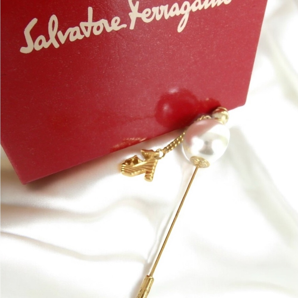 Salvatore Ferragamo Pin/Brooch 👠😍❤️‍🔥